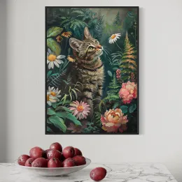 Kot wśród kwiatów i paproci